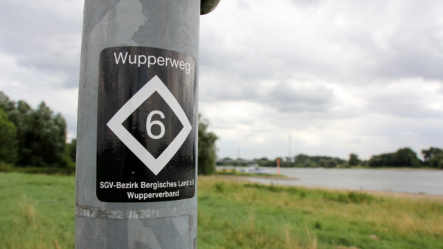 Wegezeichen am Wupperweg in Leverkusen